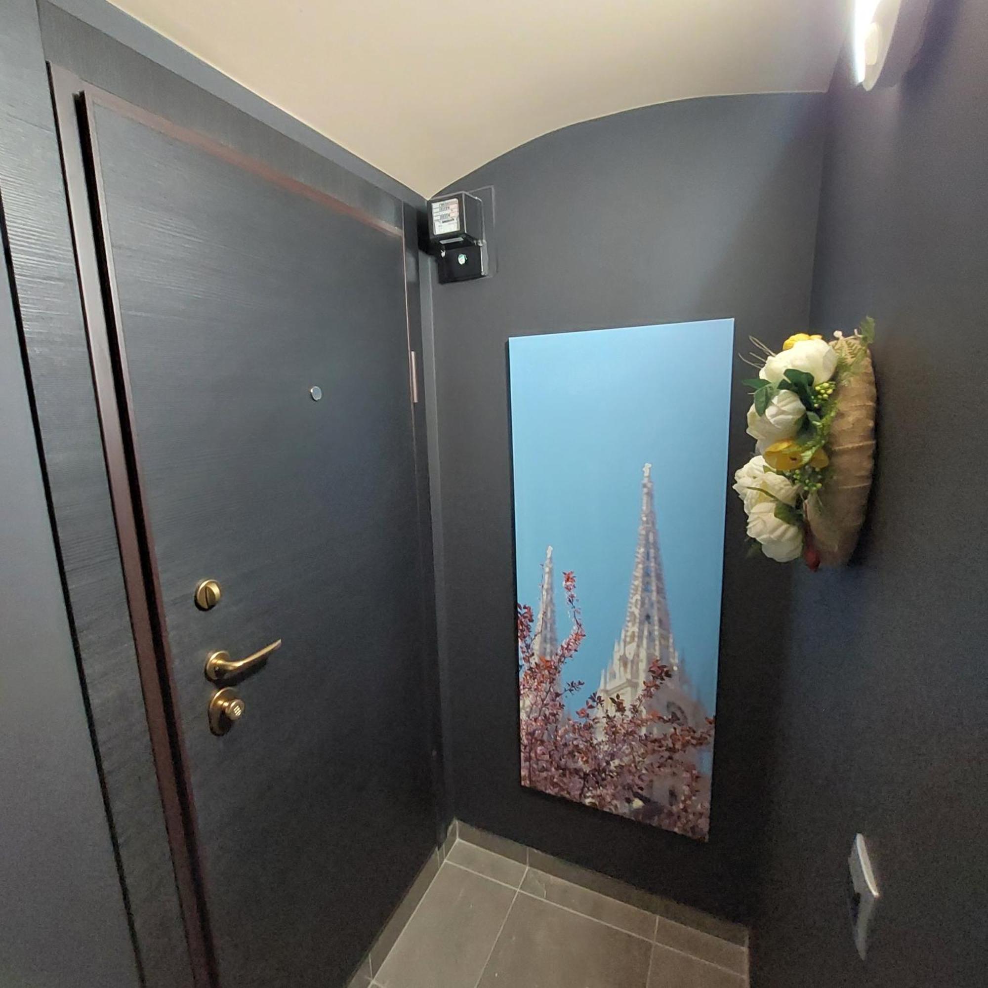 Apartment In Black, Designer Decorated *